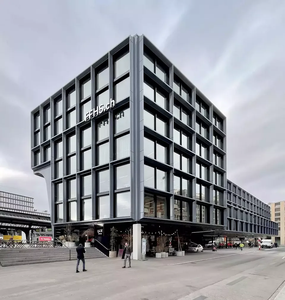 Die strassenseitige Fassade hat ein völlig anderes Aussehen als  die «gläserne Welle»  im Süden. Damit  reagiert das Bauwerk  auf den andersartigen  Kontext aus Wohn-  und Bürohäusern.