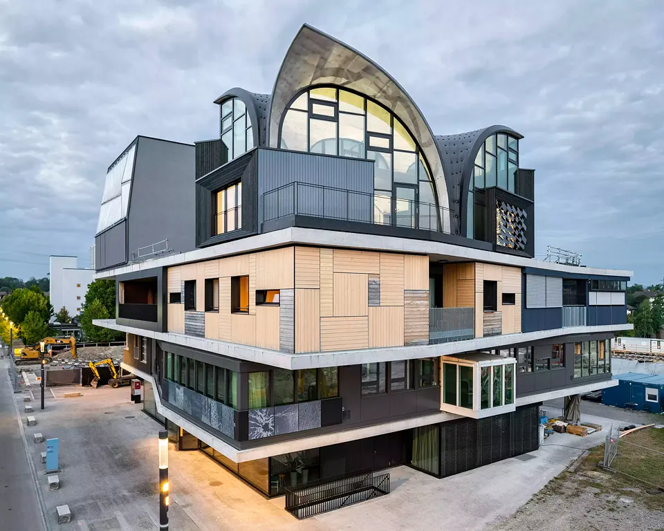Die Unit HiLo thront auf der obersten Plattform des Forschungs- und Innovationsgebäudes NEST auf dem Empa-Campus in Dübendorf, Schweiz.