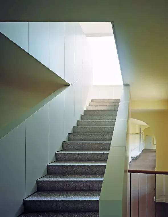 Escalier vers la terrasse au toit