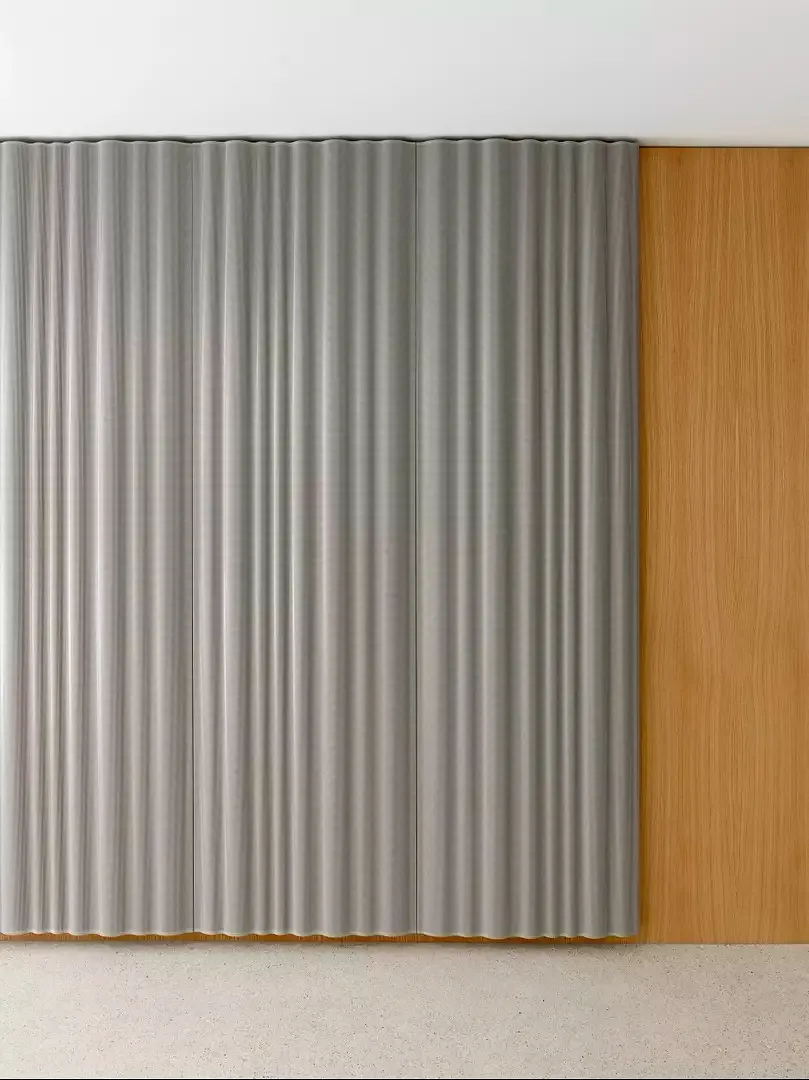 Détail tôle ondulée dans les couloirs du bâtiment neuf.