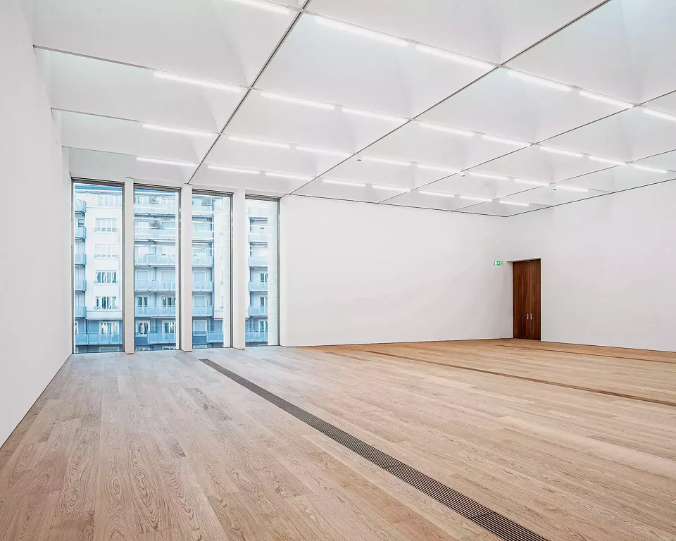 Im Erdgeschoss des  Gebäudes beherbergt das Museum die Sammlung  Félix Vallotton und die  Toms Pauli Stiftung. In  den Obergeschossen, in  den beiden symmetrischen Flügeln, befinden sich  die Räume für die Aus- stellungen.