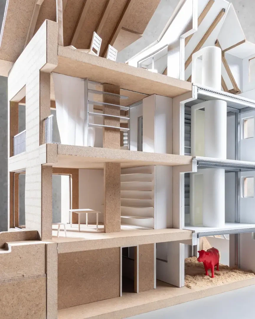 Lachendes Haus, Yan Vasquez