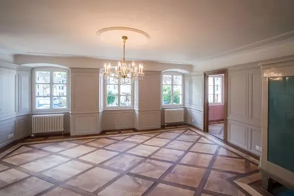 Wohnraum mit historischem Parkett