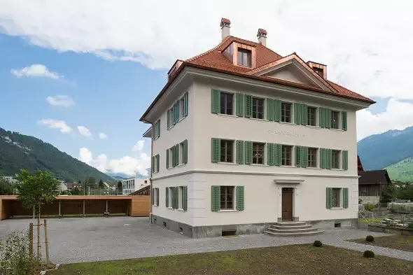 Hauptfassade strassenseitig mit Platzsituation