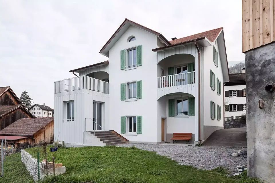 Ansicht der Südfassade mit Anbau und Loggia