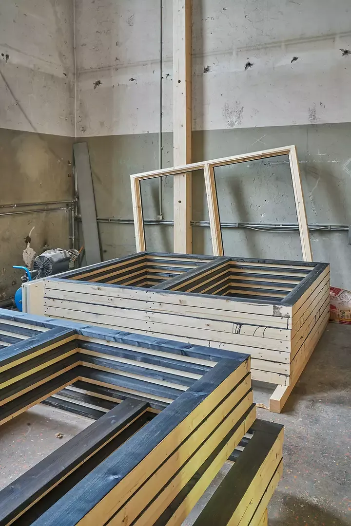Cadres en bois préparés pour recevoir les vantaux de fenêtres réutilisés