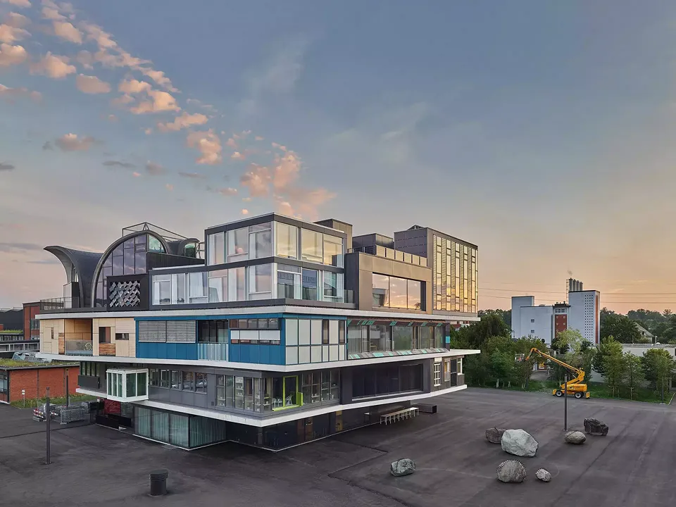 Die Unit STEP2 befindet sich auf der obersten Plattform des Forschungs- und Innovationsgebäudes NEST auf dem Empa-Campus in Dübendorf, Schweiz.