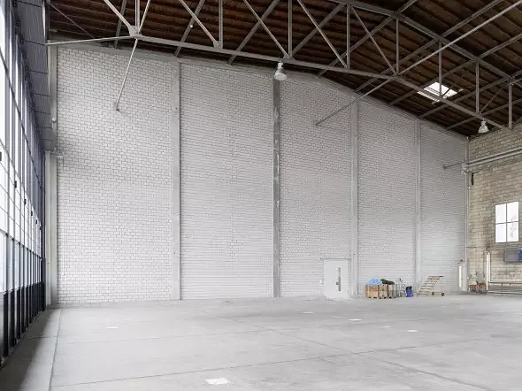 Die Brandmauer trennt die Einstellhalle und Montagehalle voneinander (Jean-Pierre Grüter)