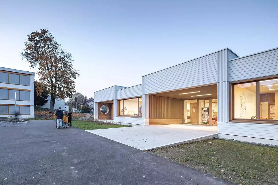 Doppelkindergarten in der Dämmerung