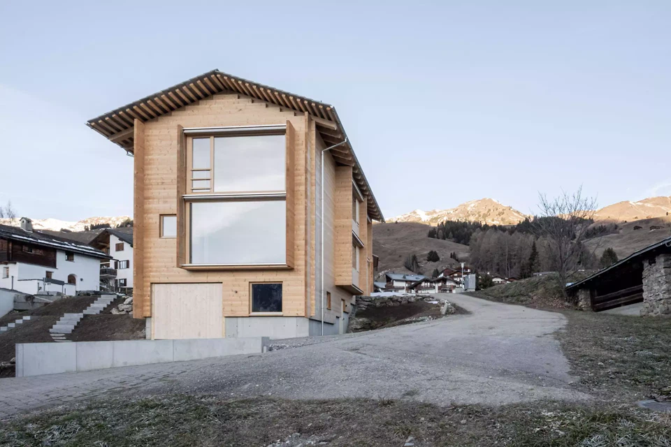 Fenster mit Ausblick zum Dorf