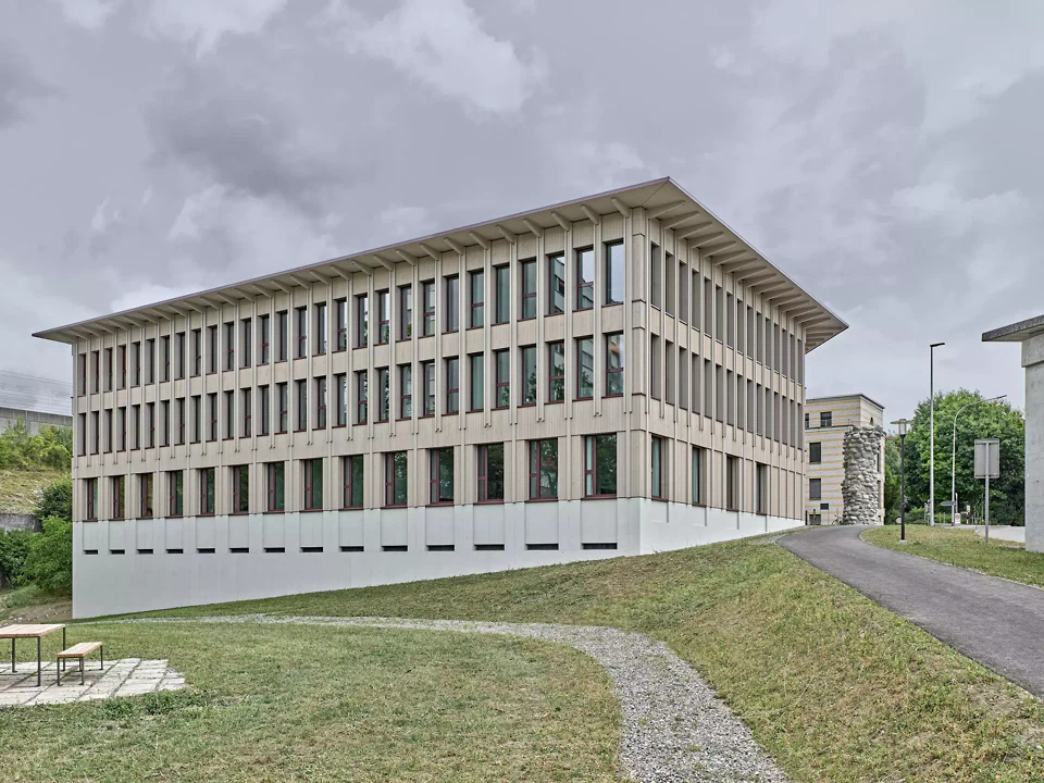 Parkseite mit bewegter Topografie