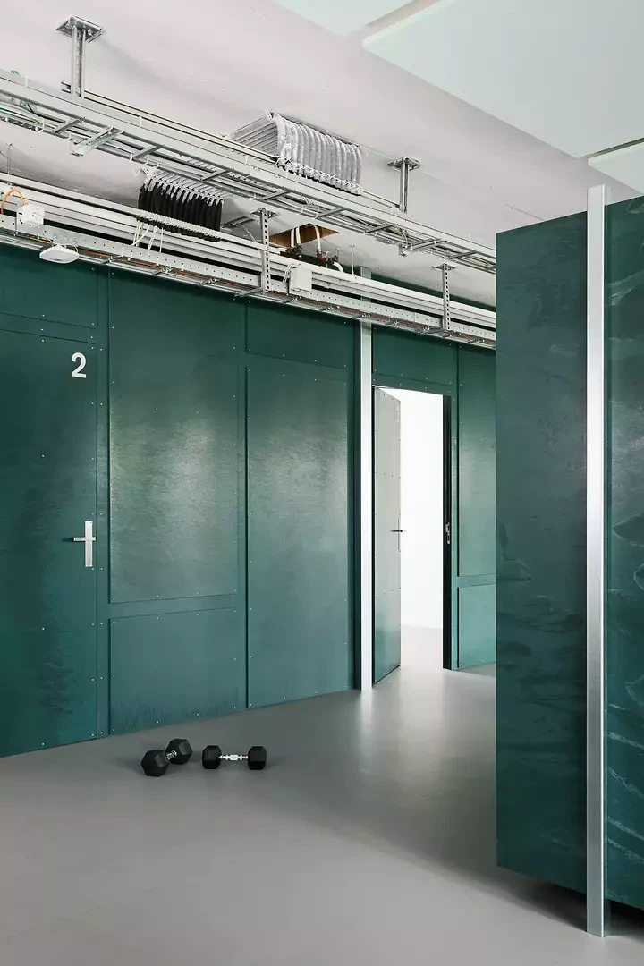 Umkleide und Therapieräume – Plastik