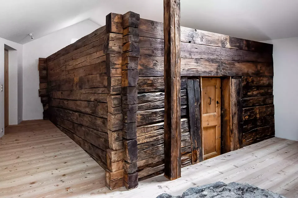 Chesa Della Santa, 1er étage: conservation d’une étable construite en madrier.