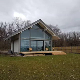 Construction d'une habitation au bord du lac