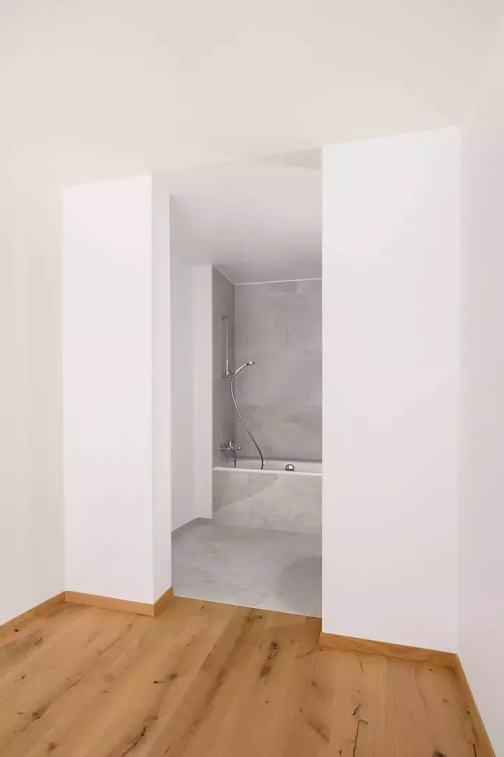 Intérieur appartement 1er étage chambre sdb