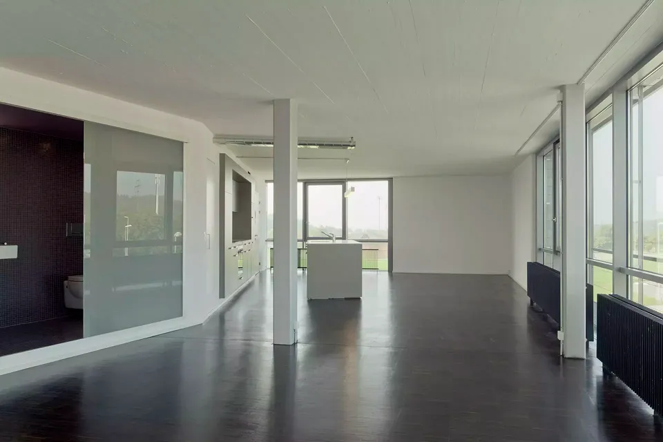 Kuche und Nasszelle ist in der Wohnungstrennwand eingebaut