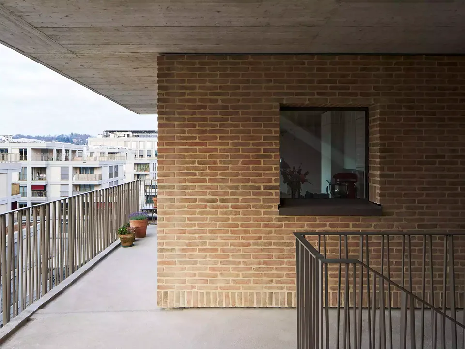 Tous les accès aux principaux étages se font depuis les passages traversants, permettant à chacun de gérer librement les seuils d’intimité entre ces zones communes de circulation et l’espace plus privé de son balcon. 