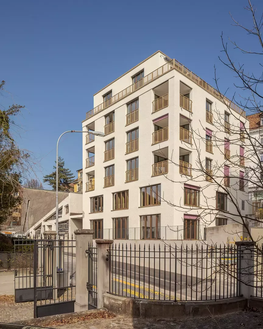 Blick vom Ersatzneubau zur Kirche