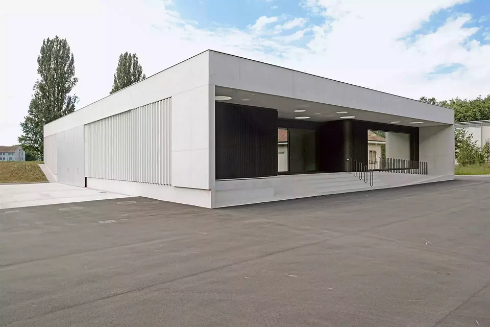 Die neue Pumpstation «Lange Erlen» bei Basel fügt sich harmonisch  in die Umgebung ein,  zeigt dabei aber auch  ihre Bedeutung als Infrastrukturbauwerk.