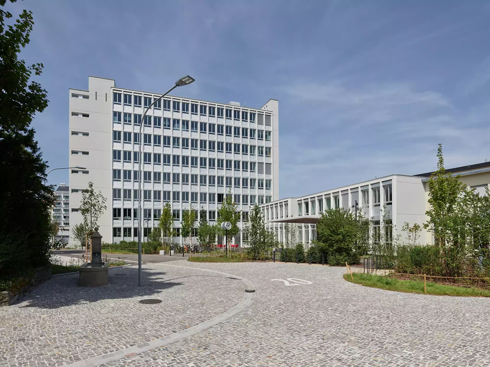 Blick auf das Hochhaus von Max Bill und den Pausenhof