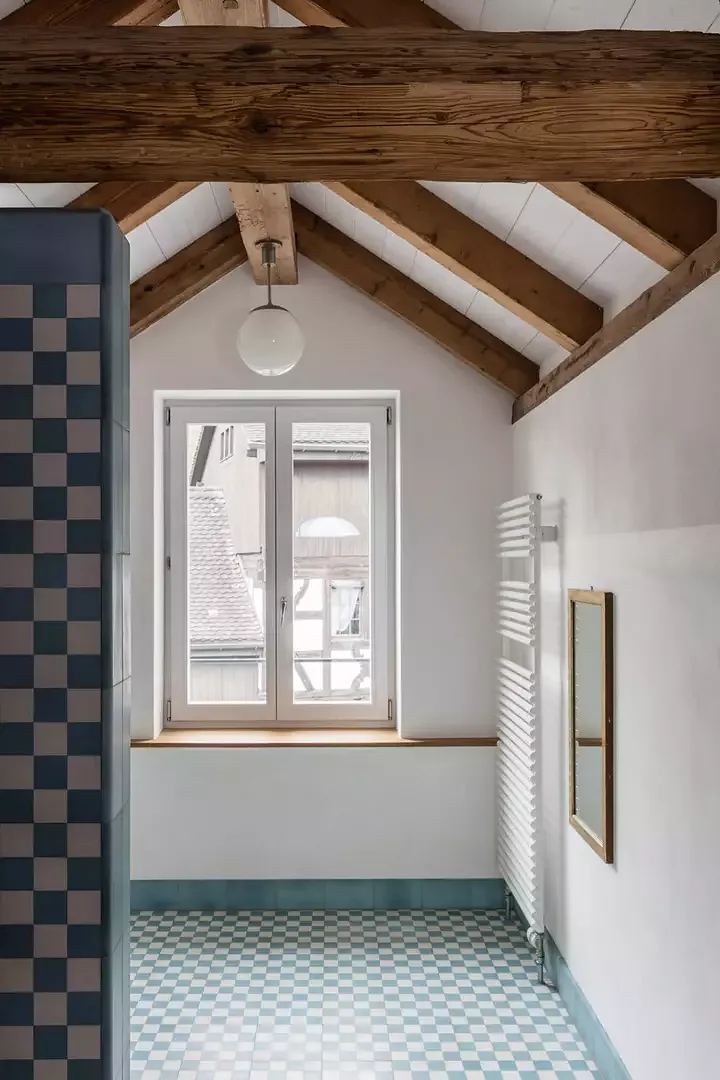Salle de bain au-dessous la toit