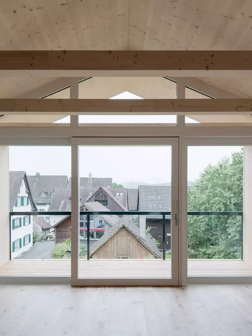Innenraum mit Ausblick auf Dorfkern