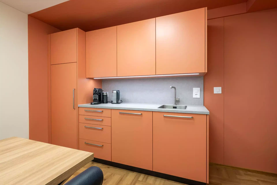 Personalraum mit Personalküche. Mut zur Farbe