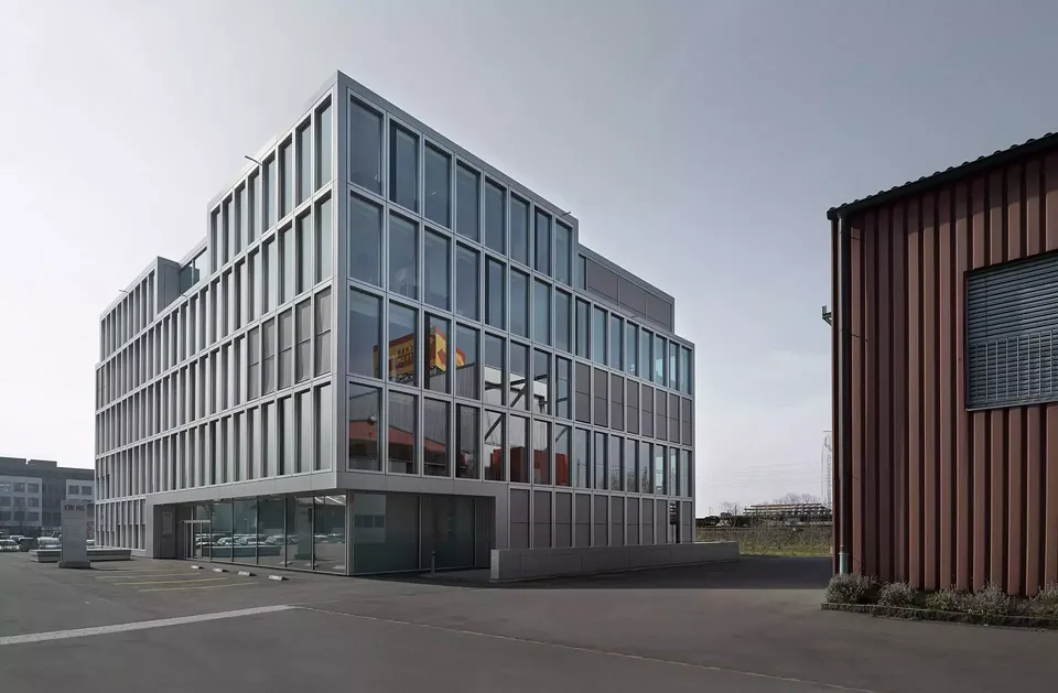 Fassade zu Platz