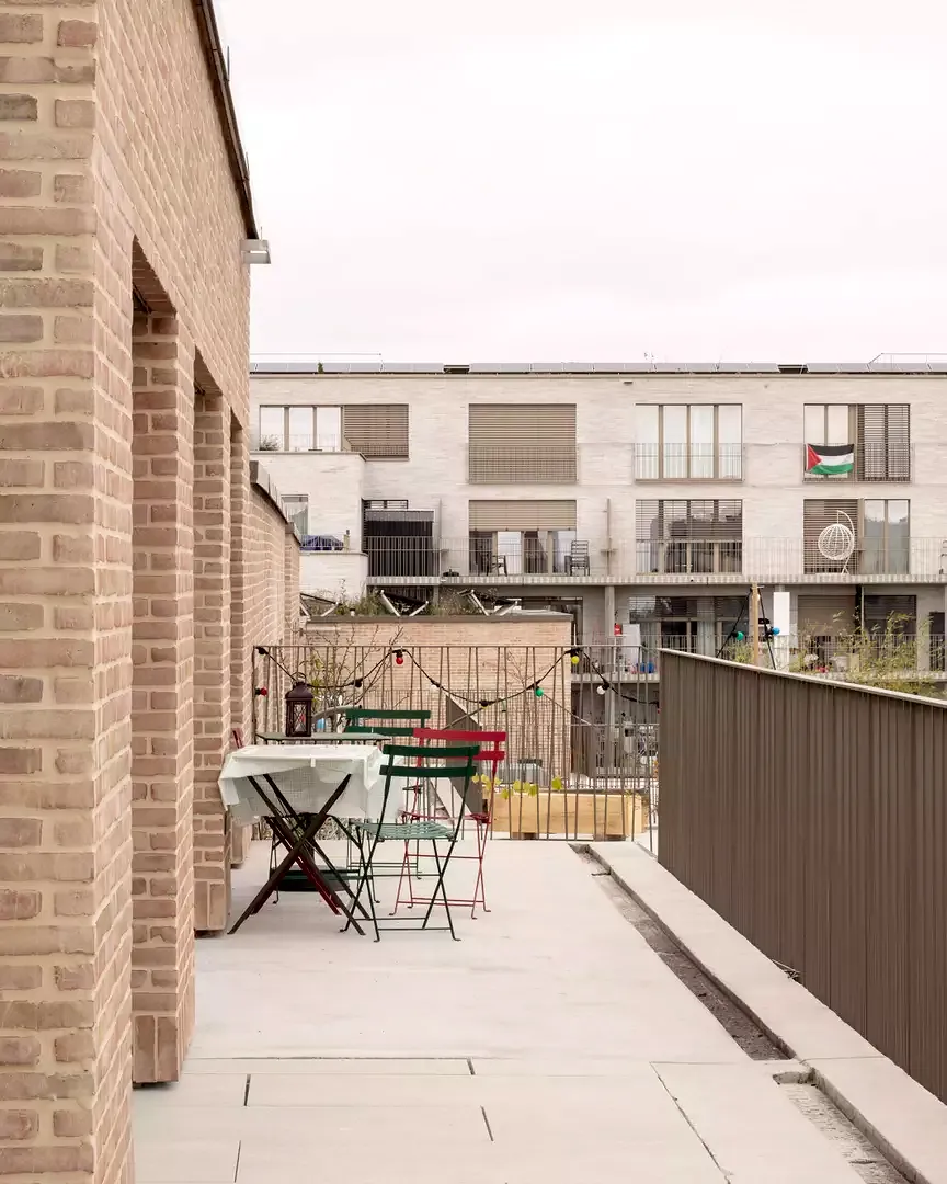 En attique, une terrasse en cascade relie les bâtiments du projet et tisse des liens entre les habitants : lieux communs, buanderies et salle communautaire se rencontrent ici, prolongés par des vues ouvertes sur le grand pré et les montagnes.