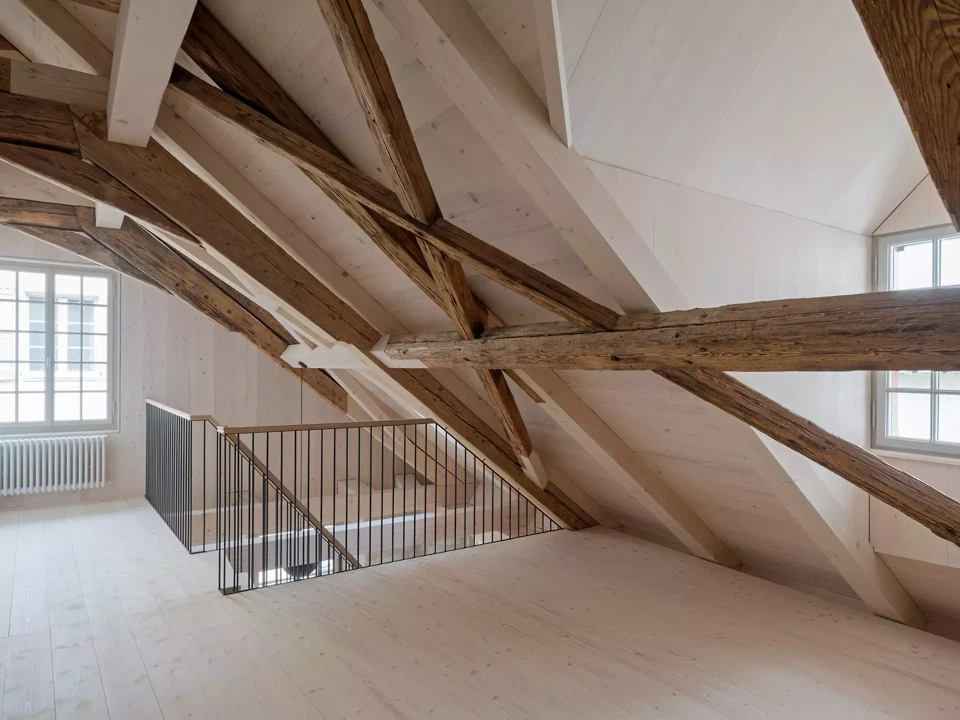 Sanierte Dachtragwerk mit alten und neuen Hölzern