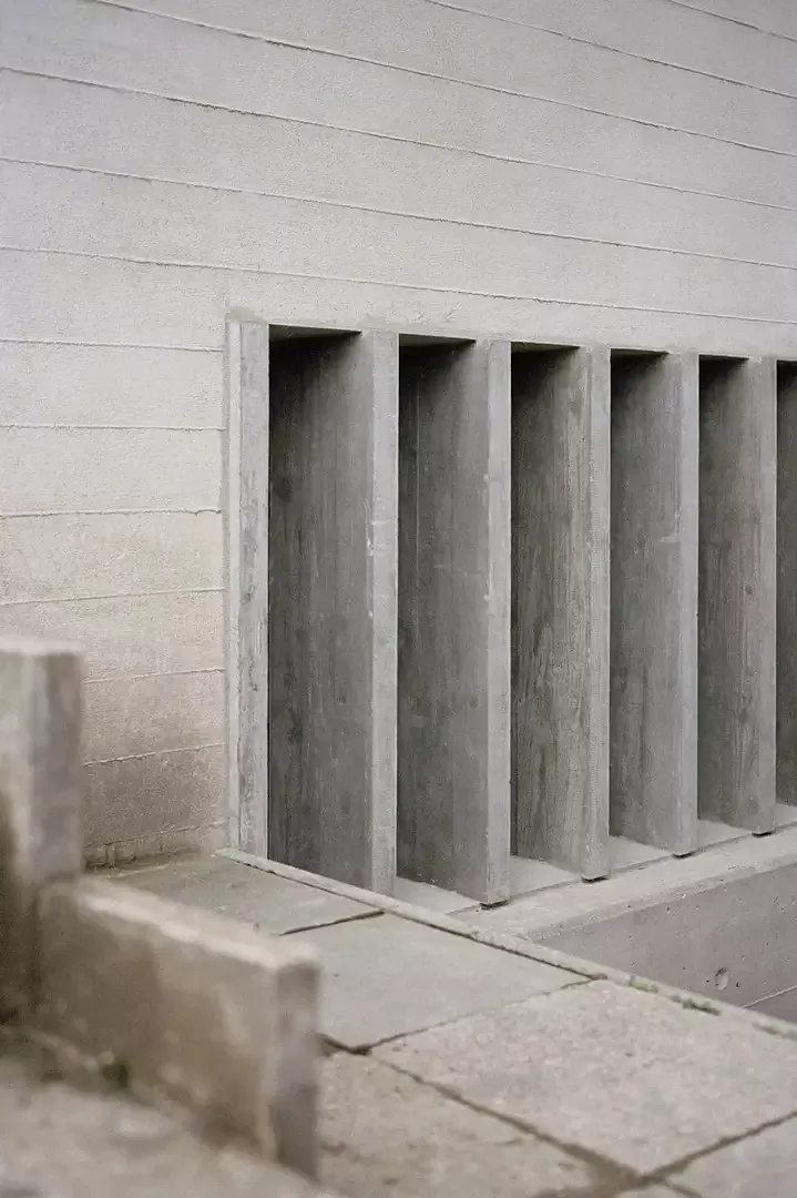 Neue Betonelemente an der Fassade