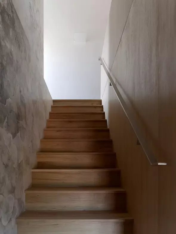 Treppenaufgang von der Küche ins Wohnhzimmer, Hauptwohnung (Foto: Ulrich Stockhaus)