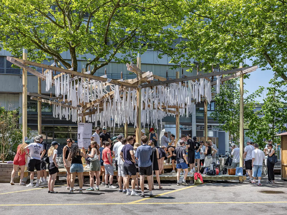Die offene Struktur «Triangel» auf dem Inseli in Luzern lädt zum Verweilen, Essen und Zusammensein ein. Die textile Beschattung schützt vor der Sonne und spielt im Wind.
