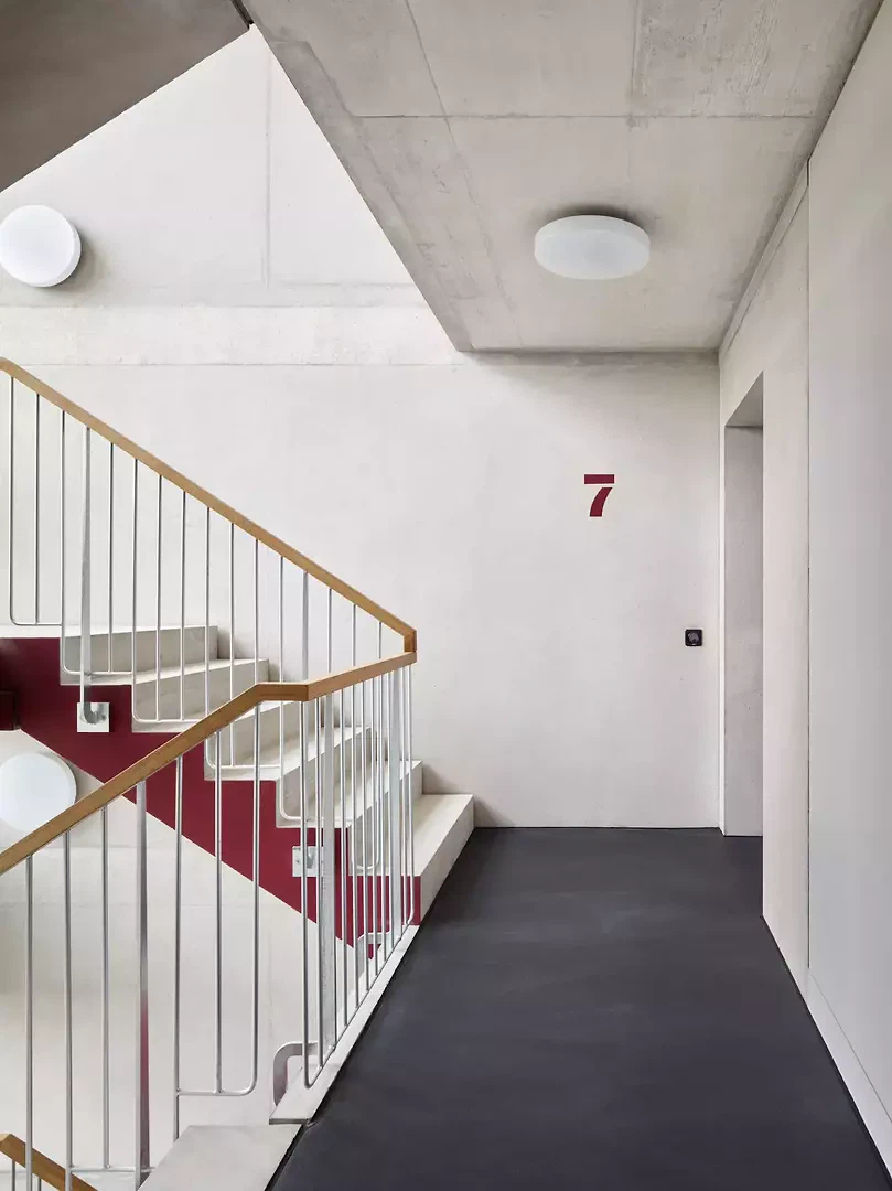 Les limons d'escalier et la signalétique accompagnent les résidents jusqu'à leur porte d'entrée