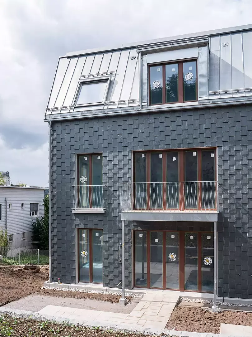 Fassade mit Schindeln und Blechdach