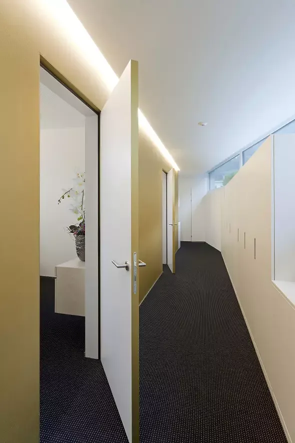 Korridor mit Wandschrank/Kundenraum