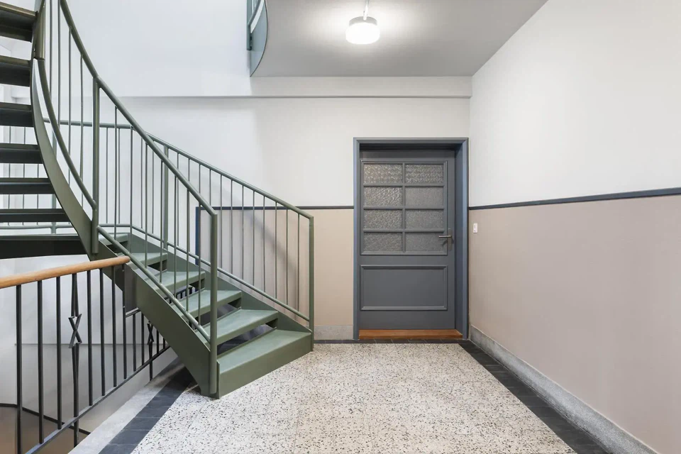 Verbindung zwischen Alt und Neu: Saniertes Treppenhaus mit Zugang zu den Dachwohnungen