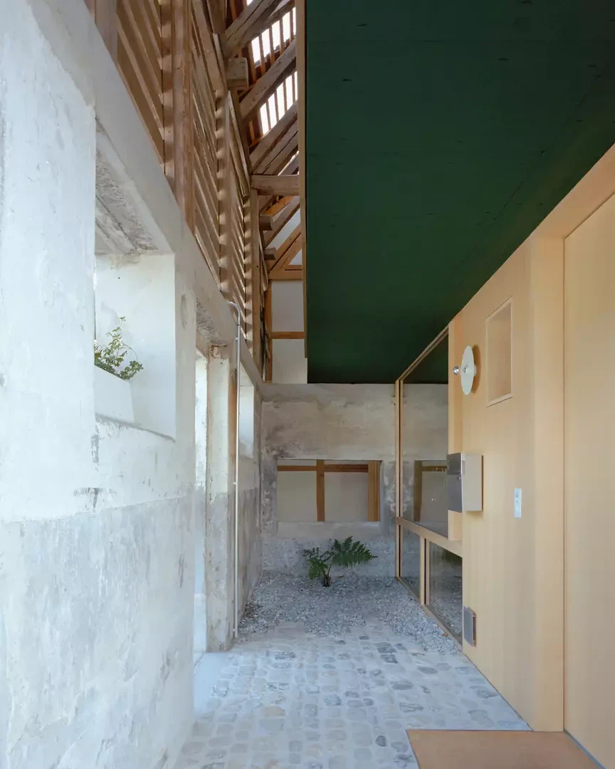 Alt und Neu im Spannungsfeld – roher Bestand und präziser Einbau.