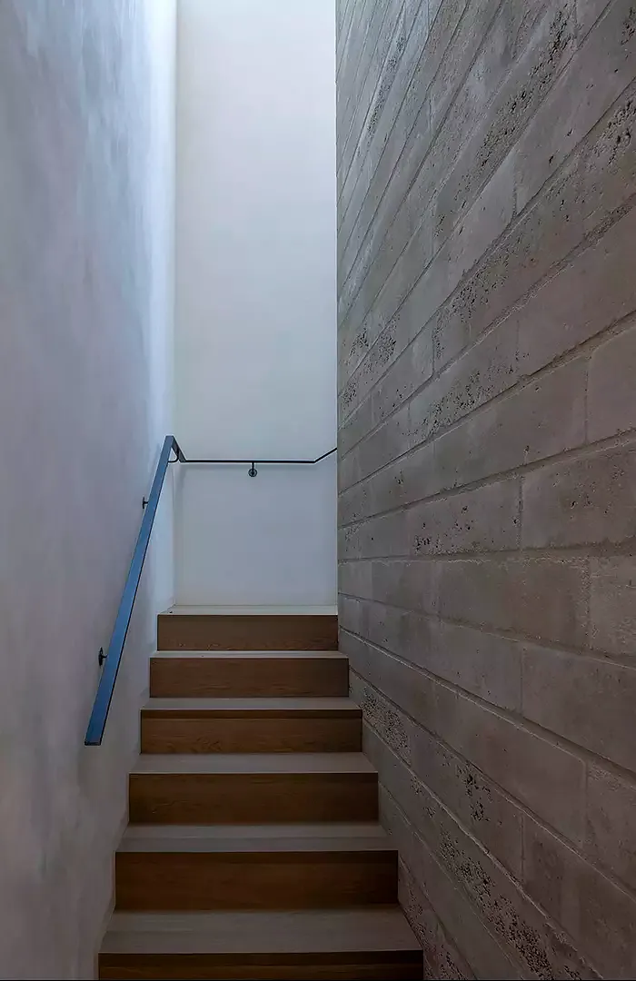 Vue de l'escalier vers la mezzanine
