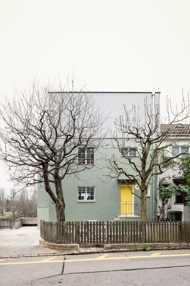 Strassenfassade mit Baumbestand