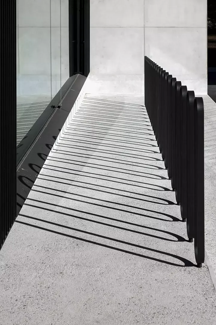 Metallfassade aus schwarz lackierten L-Profilen und Stäben aus Stahl