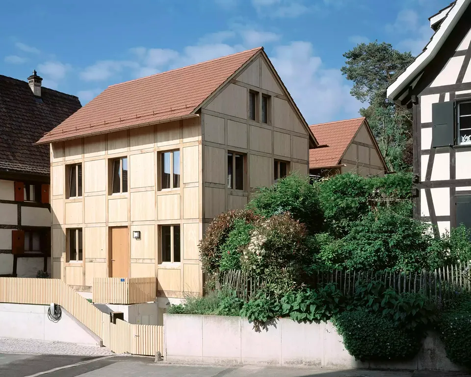 Vue de la maison à colombages depuis la rue