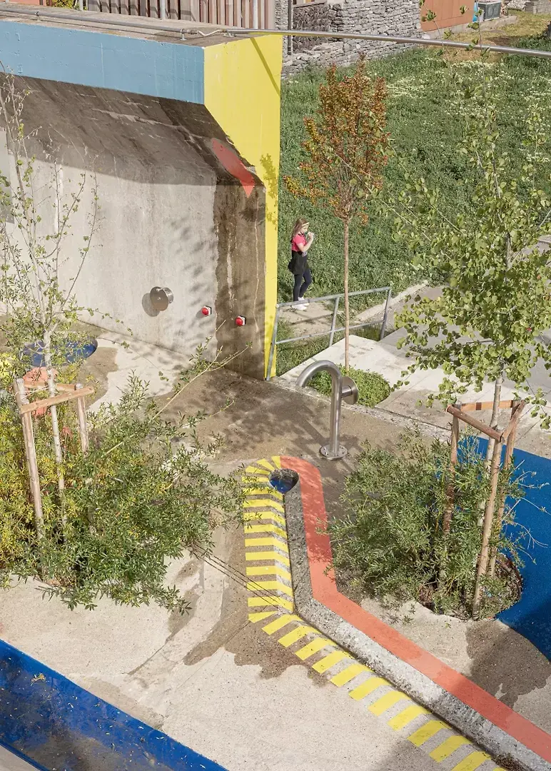 Vue plongeante sur la nouvelle entrée. Le bassin a été scié (ligne de découpe en jaune) afin de créer un large passage. Les arbres prennent place dans les espaces carrotés dans la chape. 