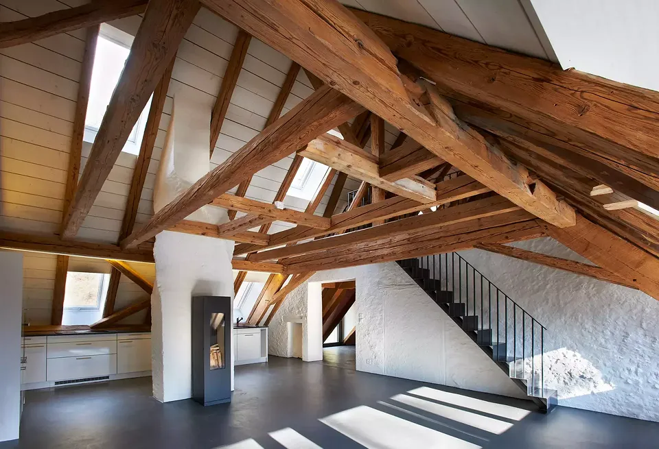 Appartement aménagé dans les combles d'un bâtiment historique rénové selon Minergie-Eco