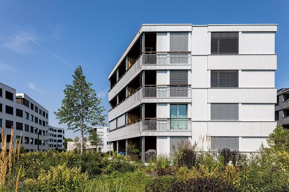 Lebendige Metallfassade (Häuser 1-4)