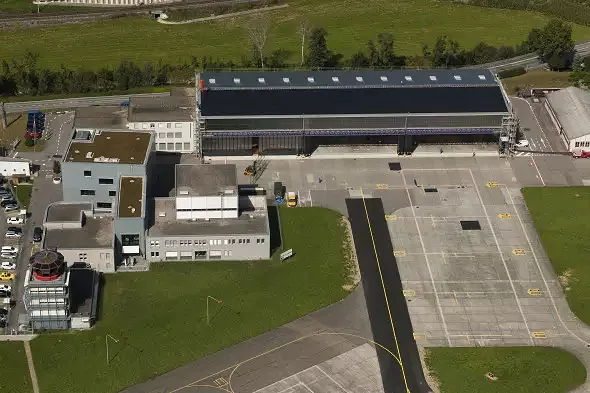 Die Photovoltaik-Anlage auf dem Dach der Flugzeughalle 1 fällt kaum auf