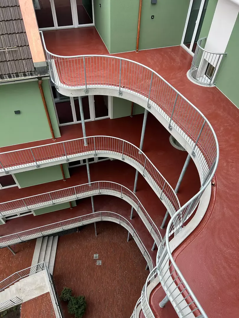 Blick in den Innenhof mit den Veranda-Laubengängen - Erschliessung mit Aufenthaltsqualität