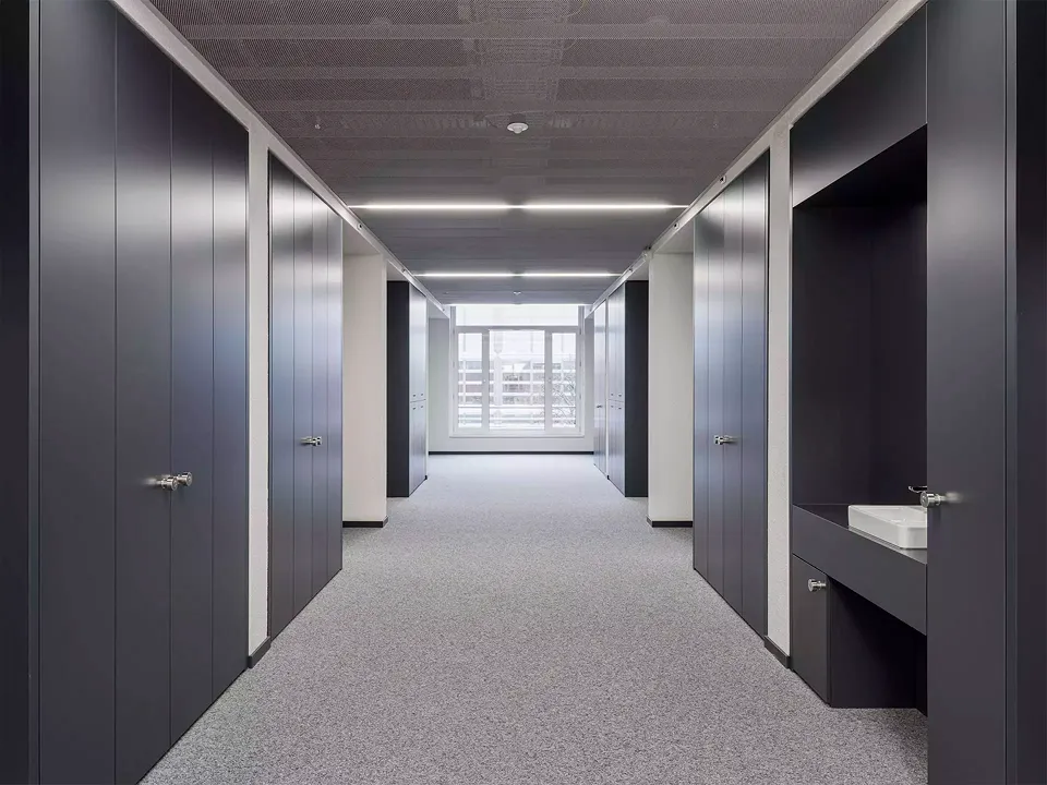 Couloir de l’aile de bureaux ajoutée ultérieurement