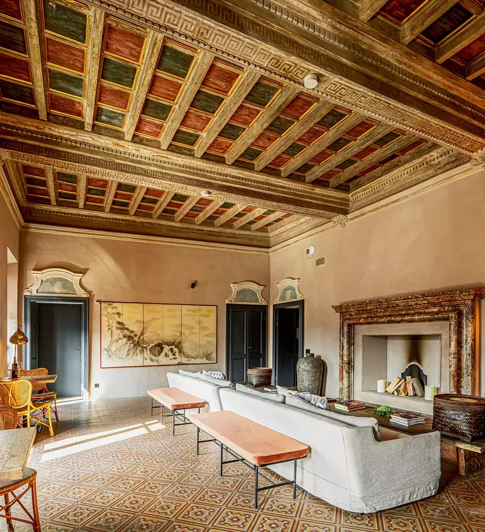 A l’intérieur, tous les éléments de l’ancien bâti - poutres, plafond à caissons en bois, carrelage d’époque et autres ornements - que l’on peut voir  ici dans le grand salon ont été récupéré et remis en valeur.
