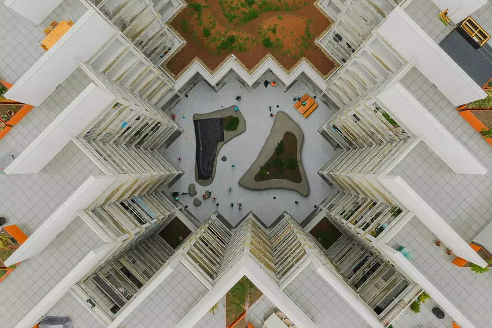 La cour a été conçue comme un lieu de rencontre. Les terrasses sur le toit, en revanche, sont privées. Des bacs  à végétation orange les divisent en unités qui peuvent  être louées individuellement.